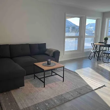 Romslig Pa Strandodden * Svolvaer